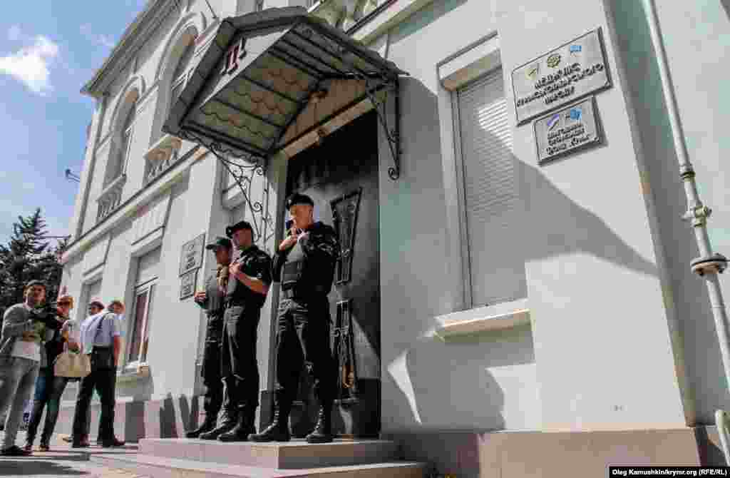 Троє приставів заблокували вхід в будівлю