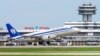  Embraer 175 узьлятае ў аэрапорце Менск-2