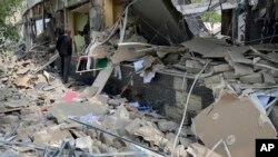 Місцевий житель оглядає наслідки ракетного удару в Дергачах на околиці Харкова, Україна, 26 серпня 2022 року. Фото ілюстративне