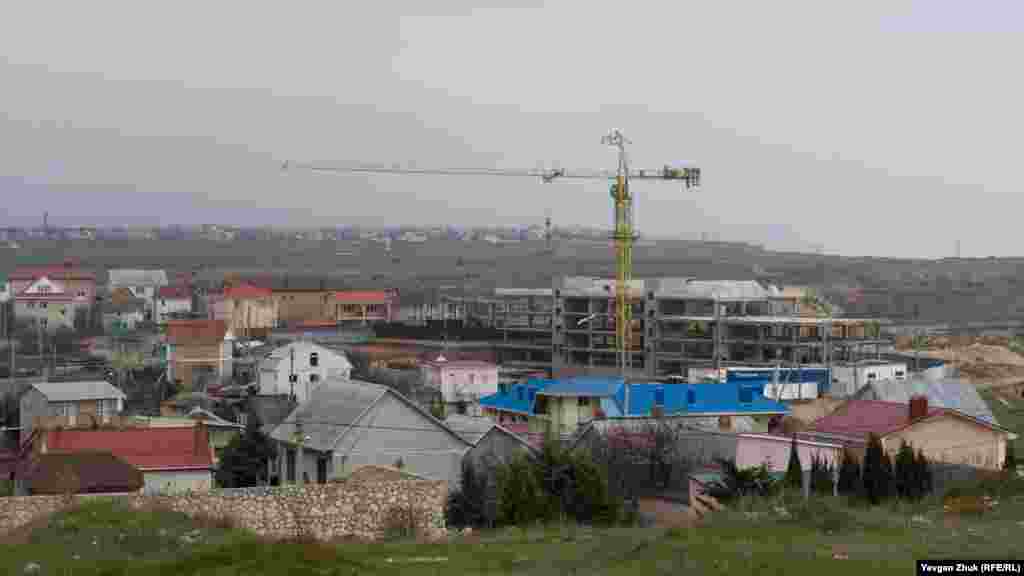 Величезний пустир за садовим товариством – це полігон російської 810-ї бригади морської піхоти, розквартированої в районі бухти Козачої. Розміри полігону – 1,3 на 1,4 кілометра