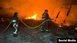 
За даними прокуратури, більшість влучань БпЛА зафіксовано в промисловій зоні, тривають пожежі