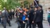 Ýaş aktiwistlere tussaglyk hökümi çykaryldy, olaryň goldawçylary polisiýa bilen çaknyşdylar. Baku, 6-njy maý, 2014.