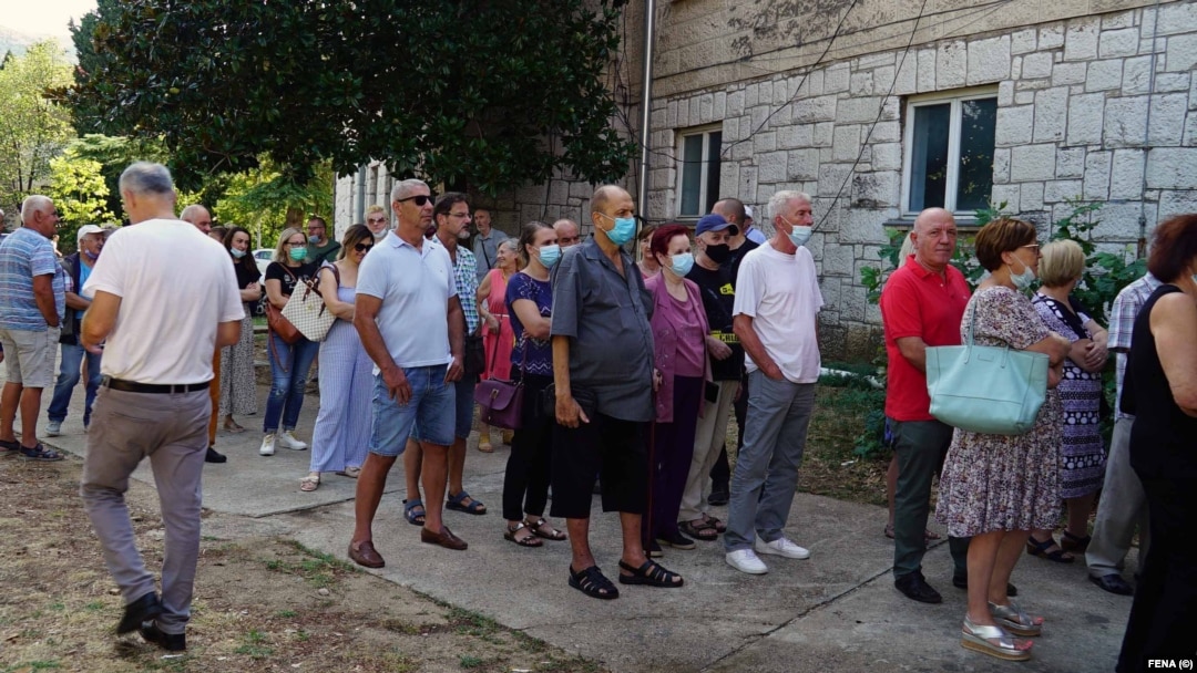Mostarci čekaju u redu za vakcinaciju protiv COVID-a 19, Bosna i Hercegovina (25. august 2021.)