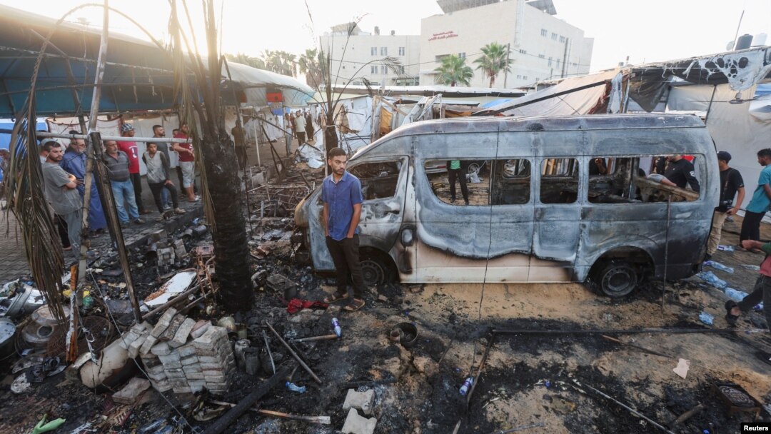 Palestinci na mjestu izraelskog napada na šatorski kamp za raseljene osobe, ispred bolnice Al Aksa u Deir el Balahu, centralno područje Pojasa Gaze, 14. oktobra 2024.