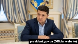 21 грудня Фонд «Демократичні ініціативи» імені Ілька Кучеріва оприлюднив соціологічне дослідження, згідно з яким українці назвали політиком 2020 року президента Володимира Зеленського, він же очолив і народний рейтинг «невдах» року