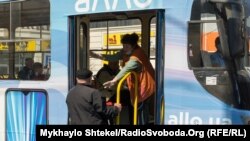 Не більше від 10 людей за раз: в Одесі урядове обмеження призводить до бійок і конфліктів у транспорті – фото