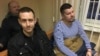 Алесь Кіркевіч (зьлева) і Алесь Дзянісаў на судзе