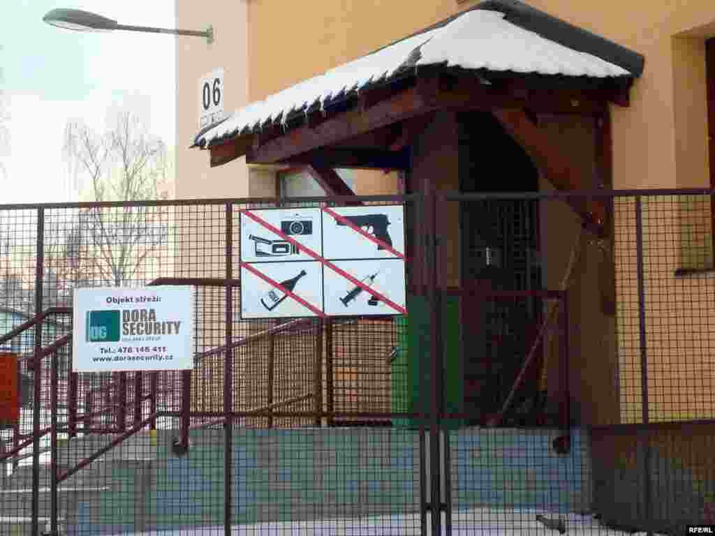 Вышни Лхоты ауылындағы босқындар лагерінің қабылдау орталығы. 1 ақпан, 2009 жыл. - Ограждение приемного центра чешского лагеря беженцев в деревне Вышни Лхоты. 1 февраля 2009 года.