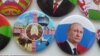 Прылавак з значкамі на «Славянскім базары» ў Віцебску, архіўнае фота