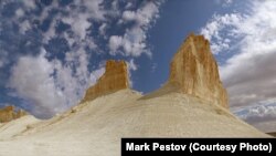 Урочище Бозжыра. Этот участок Устюртского плато представляет собой обширные пустынные ландшафты из известняковых отложений, орнаментальные скалы высотой в 250 метров.