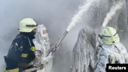 Робота пожежників у Івано-Франківську після однієї з попередніх атак дронів, архівне фото