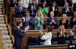 Прем’єр-міністр Іспанії Педро Санчес під оплески депутатів і членів уряду після виступу з промовою про те, що Іспанія визнає Палестину як державу. Мадрид, 22 травня 2024 року