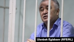 Өмүрбек Текебаев сот залында.