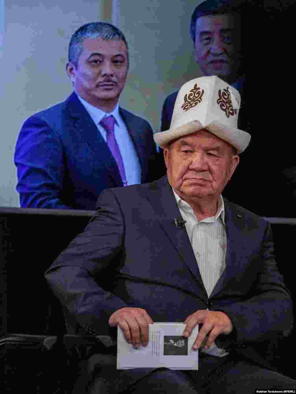 Кыргыз Эл акыны, «Азаттыктын» журналисти Шайлообек Дүйшеев: "Бизде адабиятта жазышат, таланттар тобу менен келет деп. Тобу менен келгени жакшы, бирок кайра тобу менен кетип калганы жаман болуп жатпайбы".