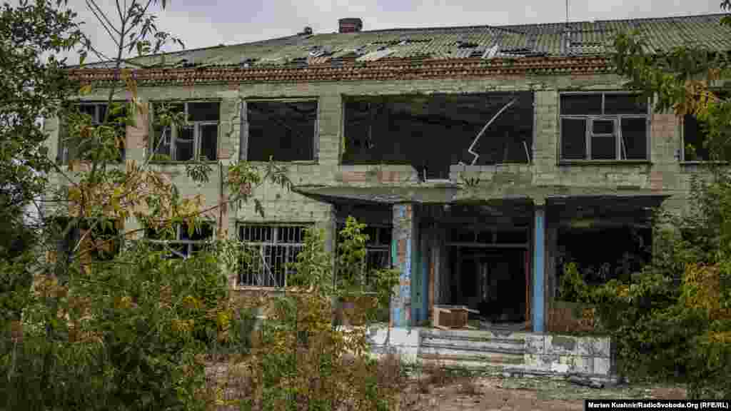 Так виглядає фасад школи. Її зруйнували в 2015 році. Однак снаряди туди потрапляли протягом усього періоду бойових дій