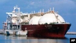 Катардын суюлтулган газ толтурулган танкери Рас-Лаффан деңиз портунда. 