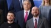 Президент Європейської hади Шарль Мішель, президент України Володимир Зеленський і прем’єр-міністр Угорщини Віктор Орбан позують для спільного фото під час саміту європейських лідерів у Брюсселі, Бельгія, 9 лютого 2023 року