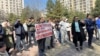 Жер кодексине каршы чыккан адамдар. Бишкектеги Максим Горький атындагы бакча. 1-апрель, 2025-жыл.