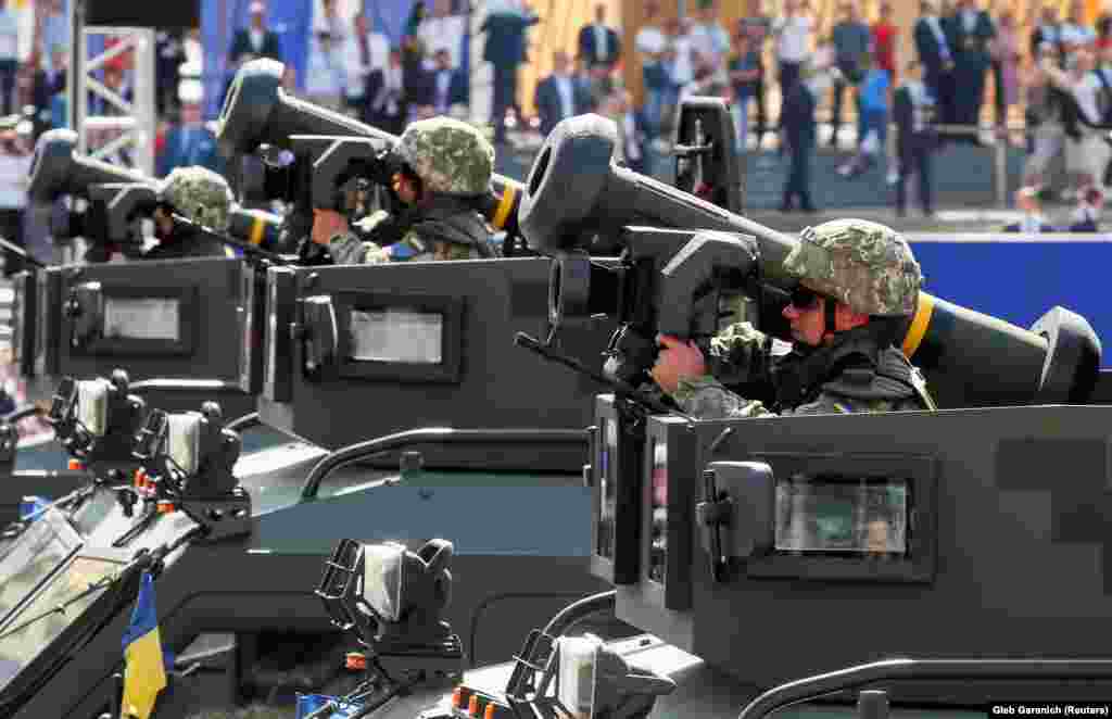 Українські військові з американськими протитанковими ракетними комплексами «Джавелін» (Javelin) під час військового параду до Дня Незалежності України. Київ, 24 серпня 2018 року. НА ЦЮ Ж ТЕМУ