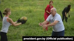 Пасьля сустрэчы з Джонам Болтанам Аляксандар Лукашэнка зьбірае кавуны на сваім агародзе