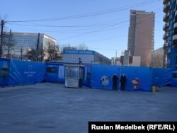 Отель для журналистов, огороженный забором.
