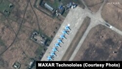 Російські літаки Су-34 незадовго до вторгнення в Україну, база в Краснодарському краї