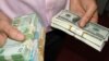 Курс доллара на чёрном рынке упал до 6 манатов, на короткое время