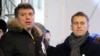 Орус оппозициясынын лидерлери Борис Немцов менен Алексей Навальный Москвадагы митингде, 24-декабрь, 2011-жыл.