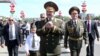 Президент Білорусі Олександр Лукашенко у супроводі свого тоді ще маленького сина Колі на параді до Дня незалежності у Мінську, 3 липня 2013 року