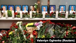 Родичі льотного екіпажу літака «Боїнг 737-800» авіакомпанії «МАУ», який впав в Ірані, сумують біля меморіалу в аеропорту «Бориспіль» під Києвом, 8 січня 2020 року