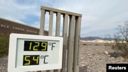  Термометр в центре для посетителей Furnace Creek в национальном парке Долина Смерти показывает температуру 129 градусов по Фаренгейту (53,8 C) в Долине Смерти, Калифорния, США, 16 июня 2021 года. 