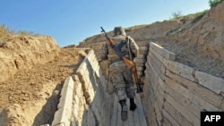 Լեռնային Ղարաբաղի Պաշտպանության բանակի զինվորը դիրքերում, արխիվ