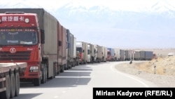Торугарт жолунда тизилген автоунаалардын кезеги.