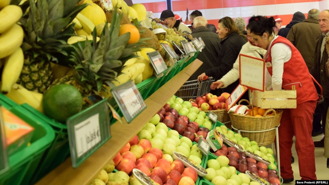 U posljednjih pola godine cijene osnovnih životnih namirnica u crnogorskim marketima uvećane su, kažu građani, od 10 do 40 odsto za ulje, brašno, so i šećer.