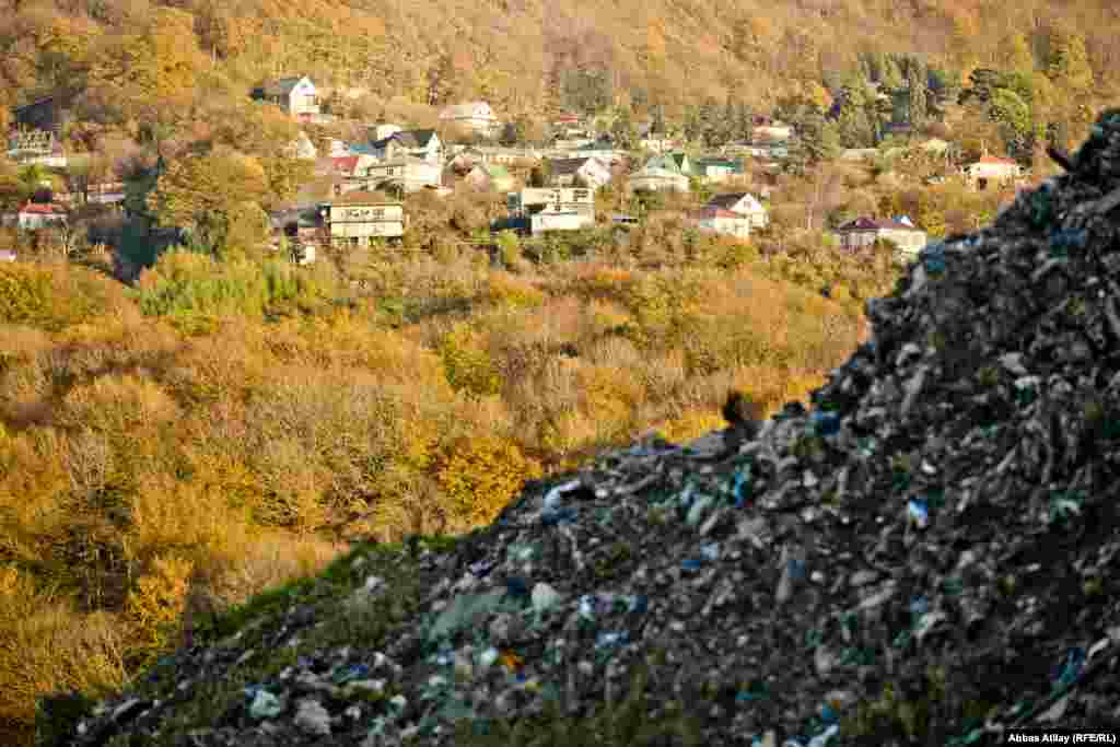 Полигонның дәл жанында үш елді мекен – Уч-Дере, Лоо және Атарбеково ауылдары орналасқан.