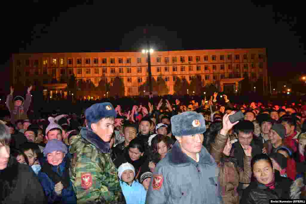 Шаардагы асма көпүрөнүн курулушу мындан бир айча мурдараак башталган. Анын курулушуна жалпы 500 млн сомдой каражат керек болоору айтылган. Бирок азырынча бул сумманын жарымы да жоктугун депутаттар айтып чыкканы бар. 