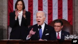 Президент Джо Байден виступає з промовою у Конгресі США. Йому аплодує віце-президентка Камала Гарріс, поруч сидить спікер Палати представників республіканець Майк Джонсон. Вашингтон, США. 7 березня 2024 року