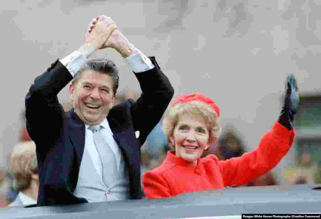 Prezident Ronald Reýgan bilen ilkinji hanym Nensi 1981-nji ýylyň 20-nji ýanwarynda kasam kabul ediş dabarasyndan soň, halk köpçüligini limuzin maşyndan gutladylar. Reýgan Ak tamda iki möhleti geçirdi. 