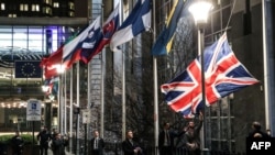 Співробітники Європейського парламенту знімають прапор Великої Британії в Брюсселі, 31 січня 2020 року