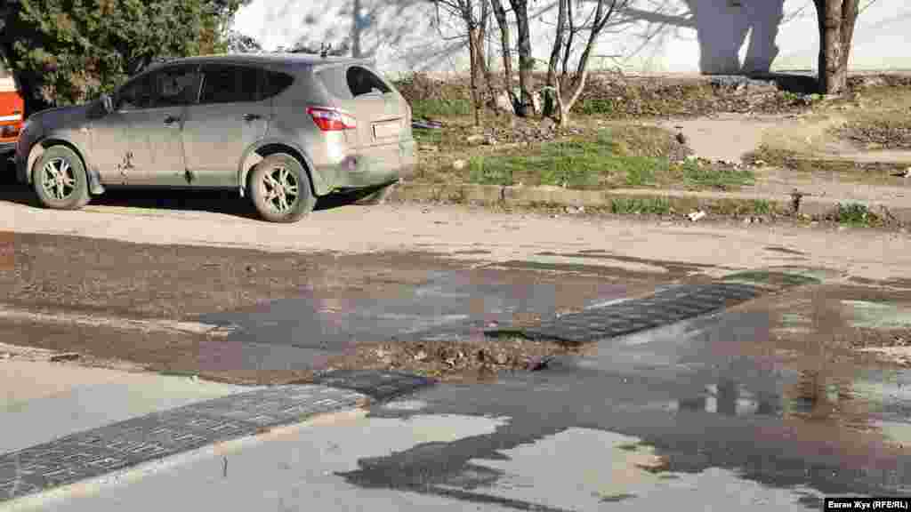Вулиця Колобова в Гагарінському районі також в списку «убитих» доріг