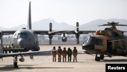 Əfqanıstan pilotları Əfqanıstan Hərbi Hava Qüvvələrinin Kabuldakı bir hərbi hava limanında hazırlıq proqramı zamanı, 11 fevral 2016