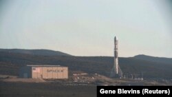 Подготовка к запуску ракеты Falcon 9 компании SpaceX в Калифорнии, 2013 год
