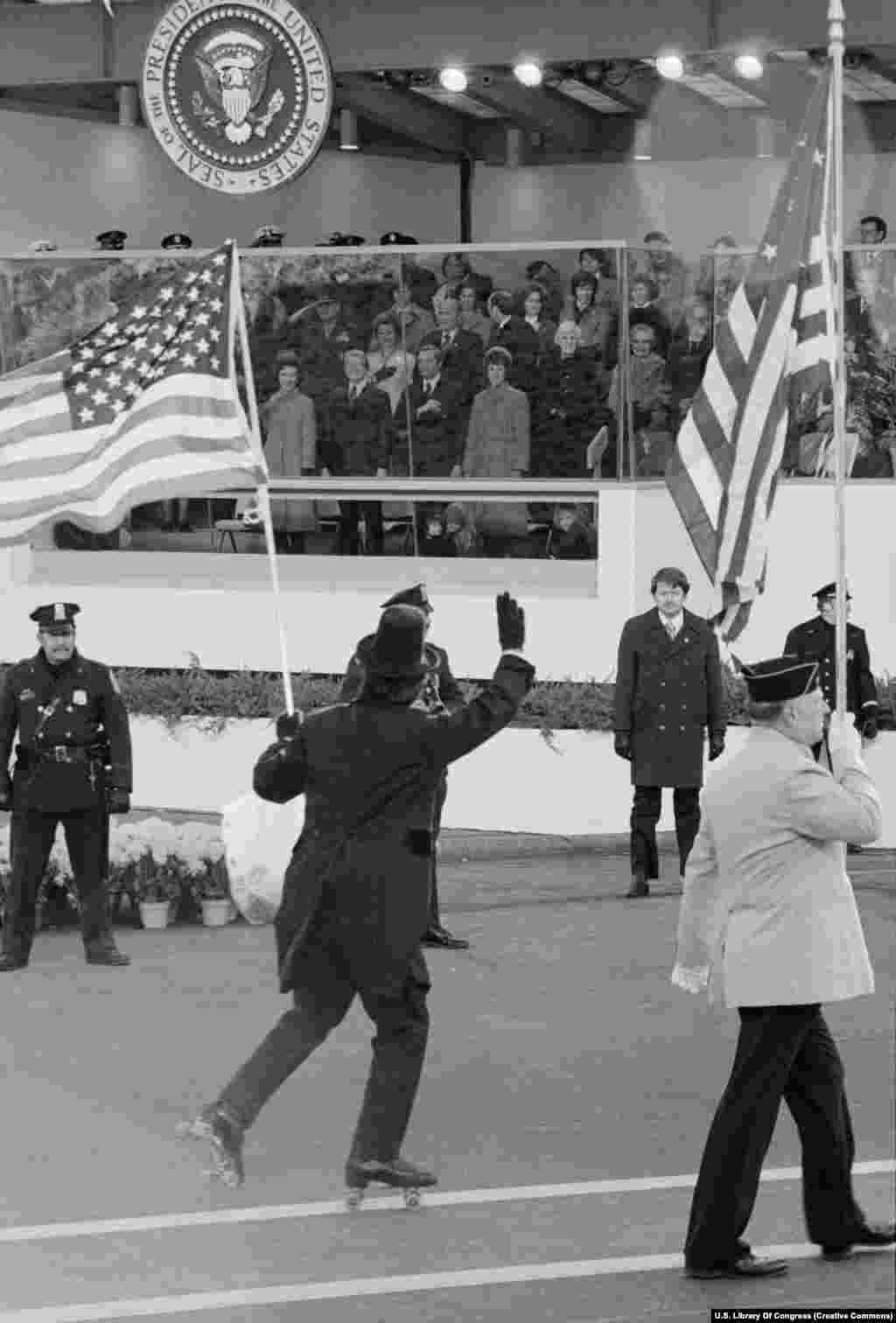 Inaugurasiýa dabarasyna aýagy tigirli gatnaşyjy 1977-nji ýylyň 20-nji ýanwarynda, prezident Jimmi Kartere salam ýollaýar. 