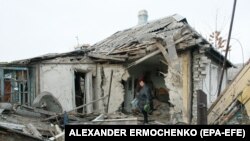 Иллюстративное фото. Разрушенный дом после обстрела в Ясиноватой, 21 декабря 2017 года