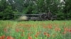 Житель Константиновки возле разрушенного российским авиаударом дома, в котором под завалами ищут его мать. 8 мая 2025 года