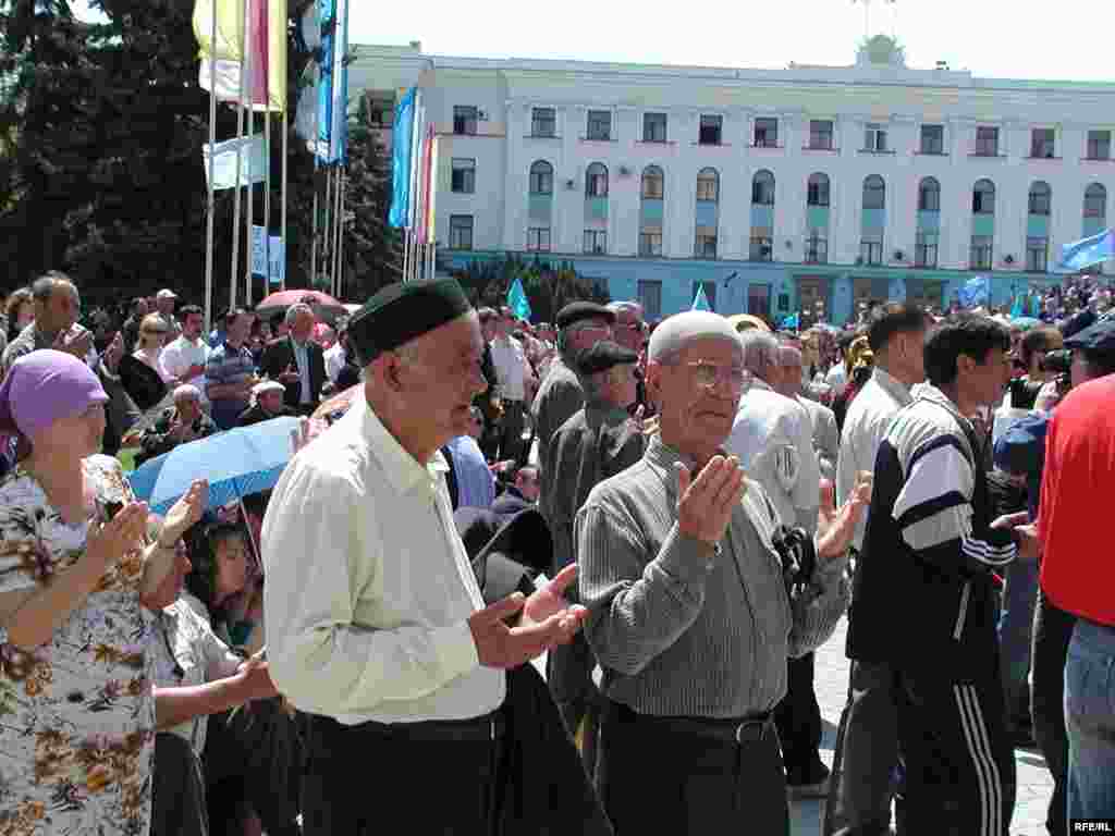 Рік 2006-й, Сімферополь, площа Леніна. Молитва – невід'ємна частина жалобного мітингу, адже депортація – це не лише виселення з дідівських будинків, це ще й численні людські жертви. Депортація – це геноцид. Україна визнала цей факт лише в 2015 році, Росія – не визнала досі.