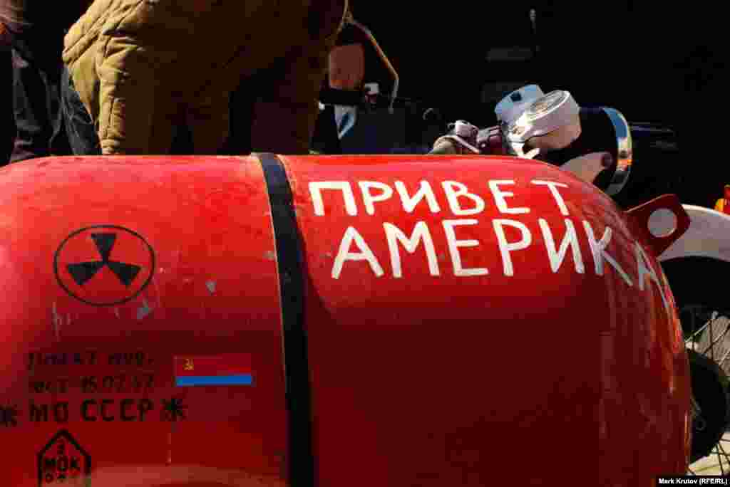 "Привет Америка!" – надпись на газовом баллоне, который прикреплен к мотоциклу