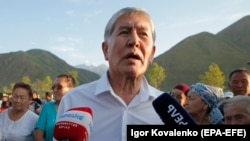 Алмазбек Атамбаєв виступає перед прихильниками біля свого дому в селі Кой-Таш, архівне фото 19 липня 2019 року
