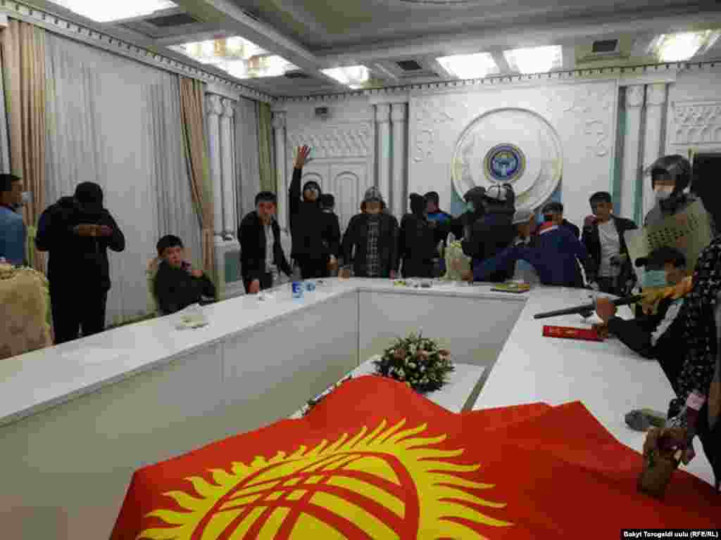 Митингчилердин бири Ак үйдө, 6-октябрь 2020-жыл. 