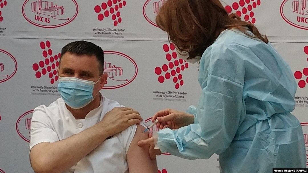 Generalni direktor Univerzitetsko-kliničkog centra Republike Srpske Vlado Đajić prvi je primio vakcinu